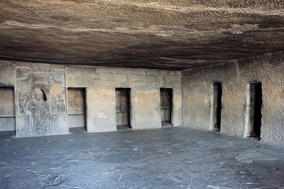 File:038 Cave 10, Interior (33928438936).jpg