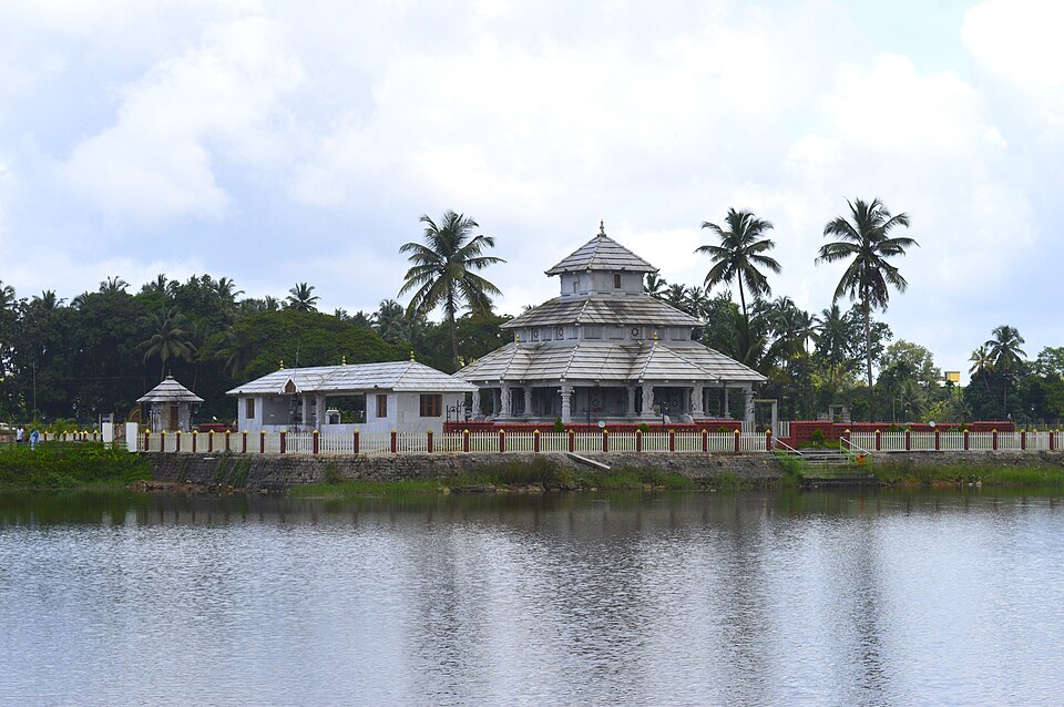 File:Anekere Chaturmukha basadi complex.jpg