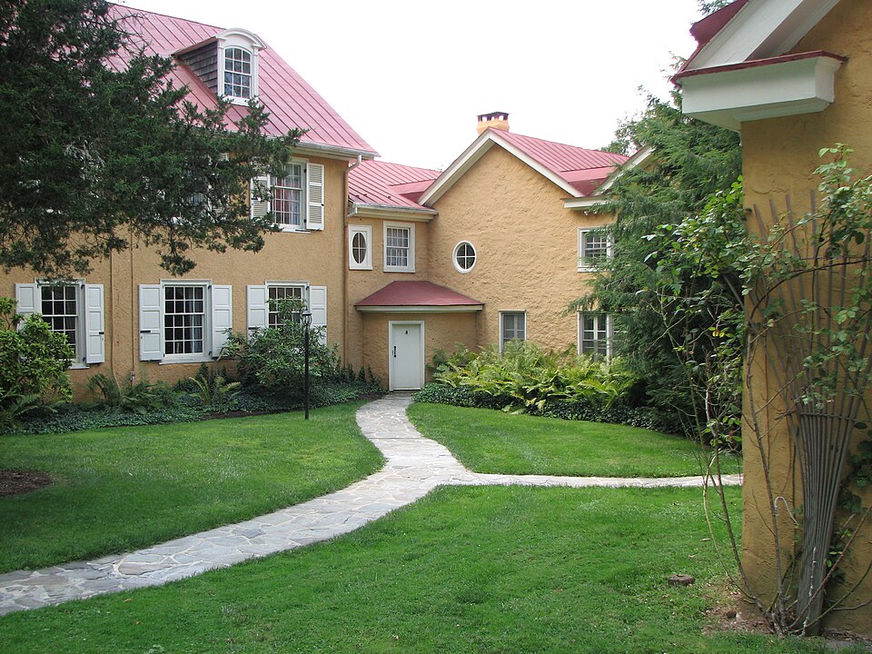 File:Back of Hibernia Mansion.jpg