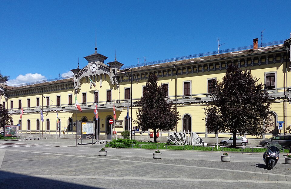 File:Domodossola staz ferr lato strada.JPG