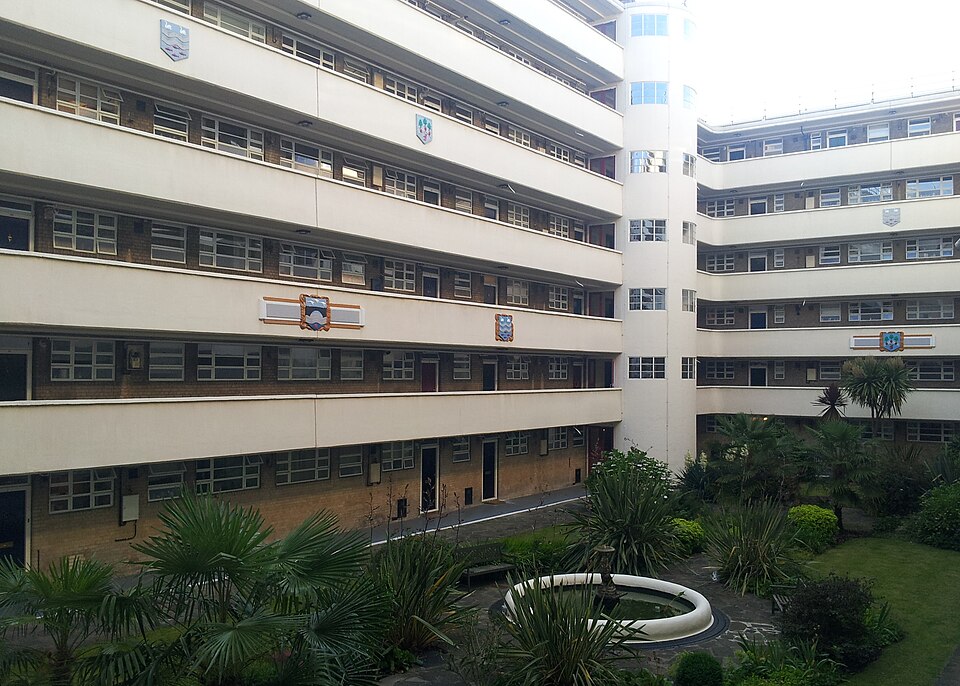 File:Lichfield Court.jpg
