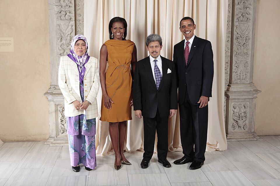 File:Prince Mohamed Bolkiah with Obamas.jpg