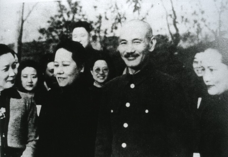 File:Soong sisters and Chiang Kai-shek.jpg