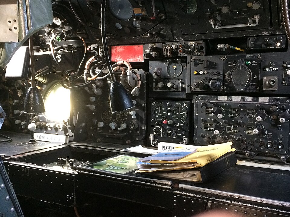 File:Avro Vulcan Flight Deck.jpg