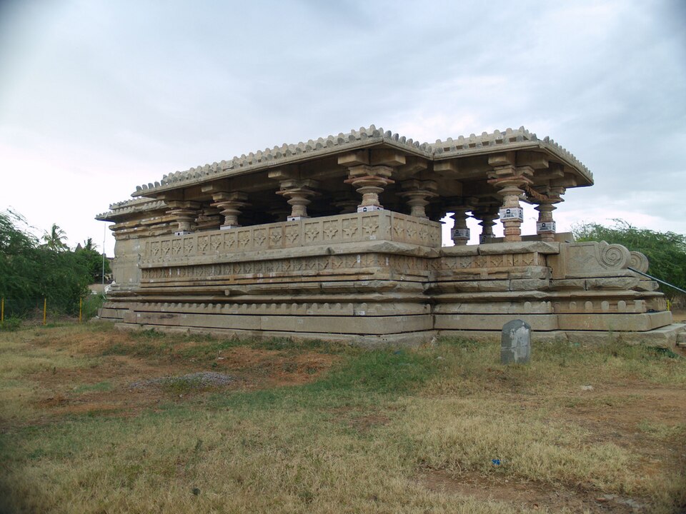 File:Domakonda Temple Side View.jpg