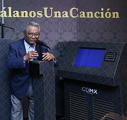 Armando Manzanero singing karaoke at División del Norte metro station