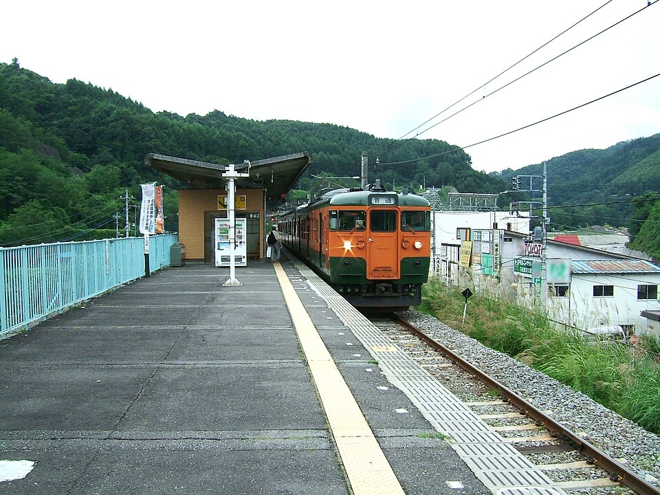 File:JREast-manza-kazawaguchi-station-platform.jpg