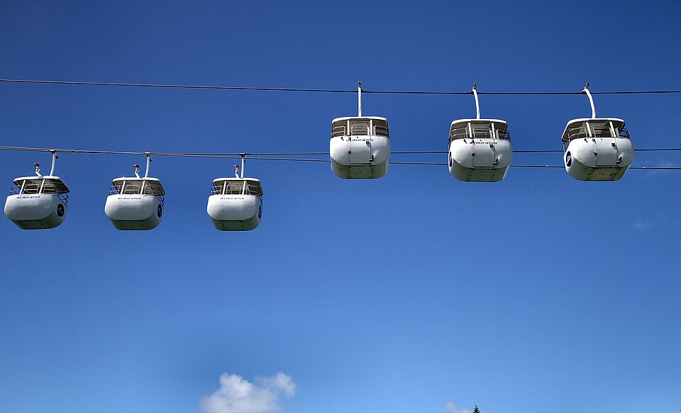 File:Sky High Skyway cabins.jpg