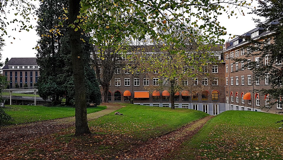 File:20171017 Maastricht, Canisianum tuinzijde 2.jpg