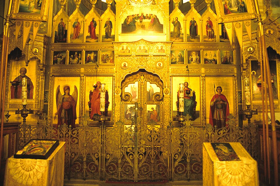 File:92 Altaar in kerk Shipka.jpeg