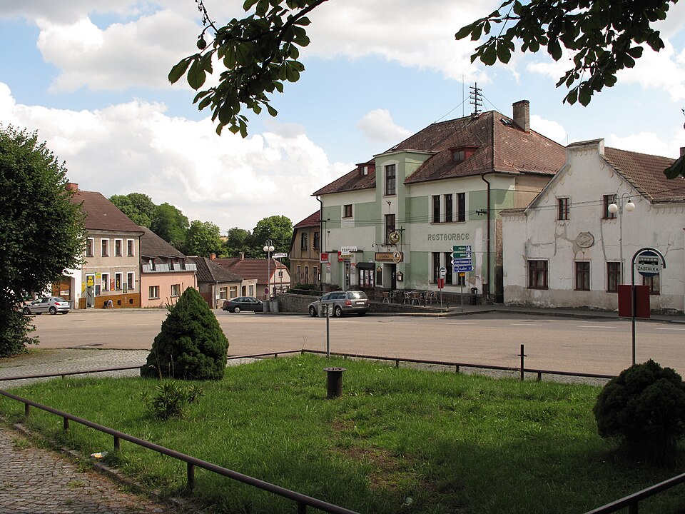 File:Divišov, Tyršovo náměstí (002).JPG