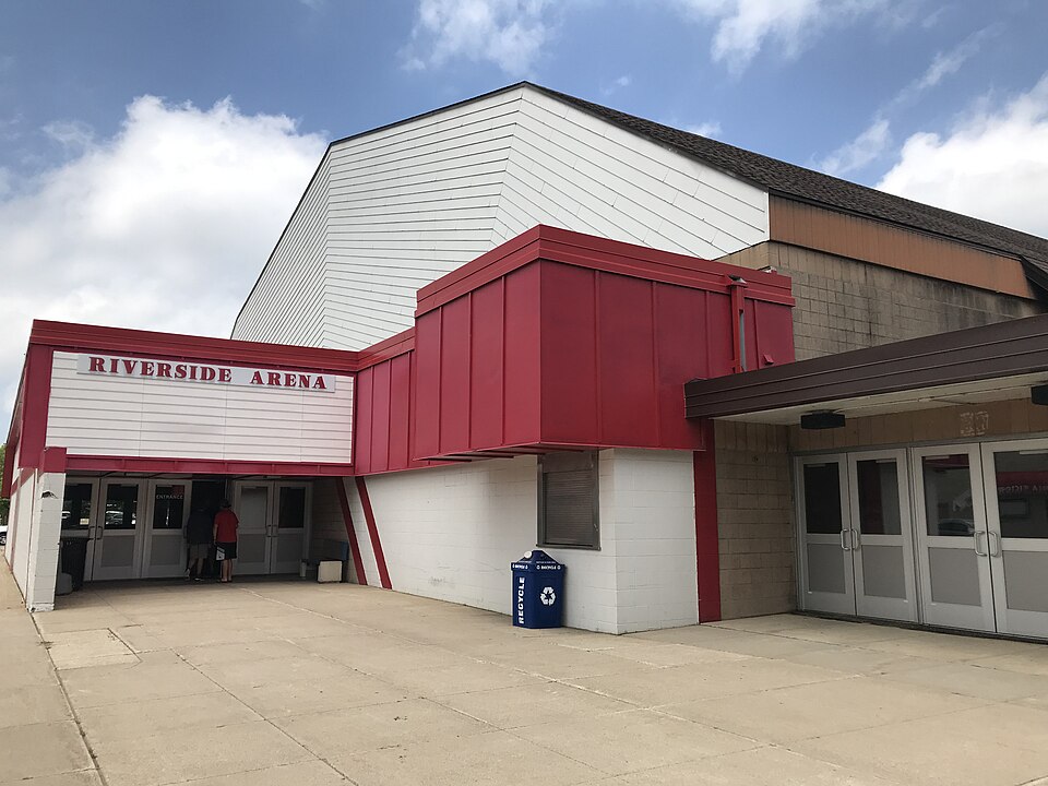 File:Right side entrance of Riverside Arena.jpg