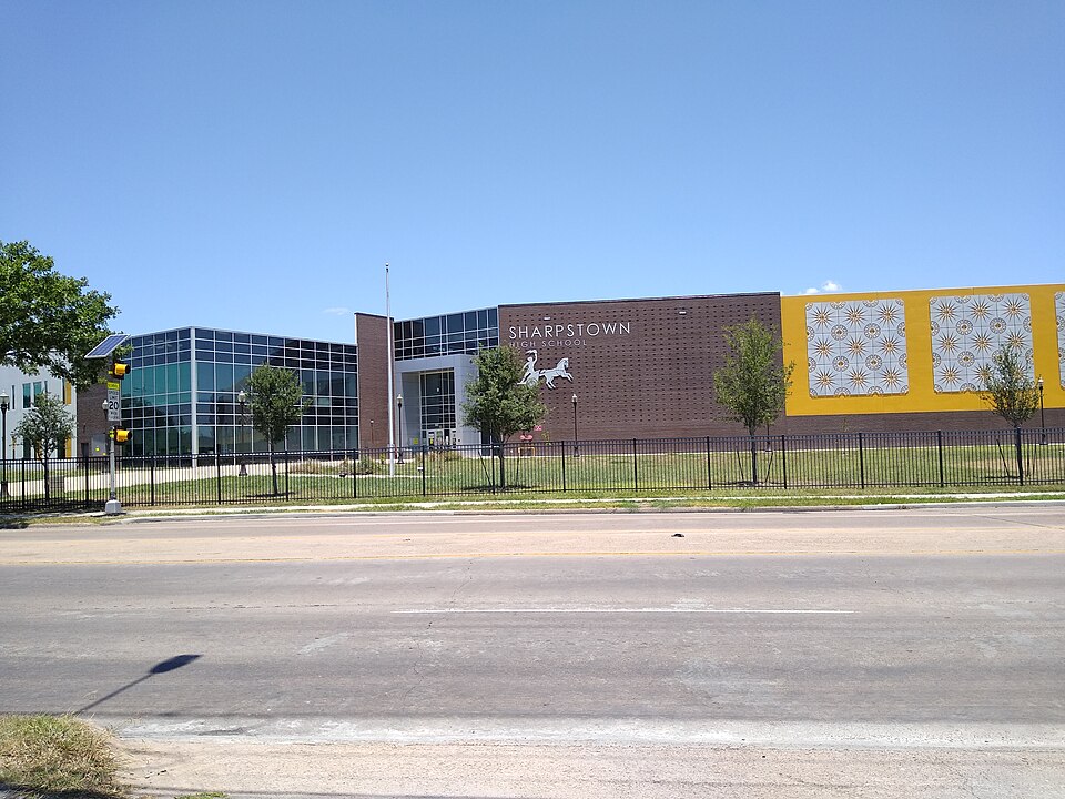 File:Sharpstown High School 01.jpg