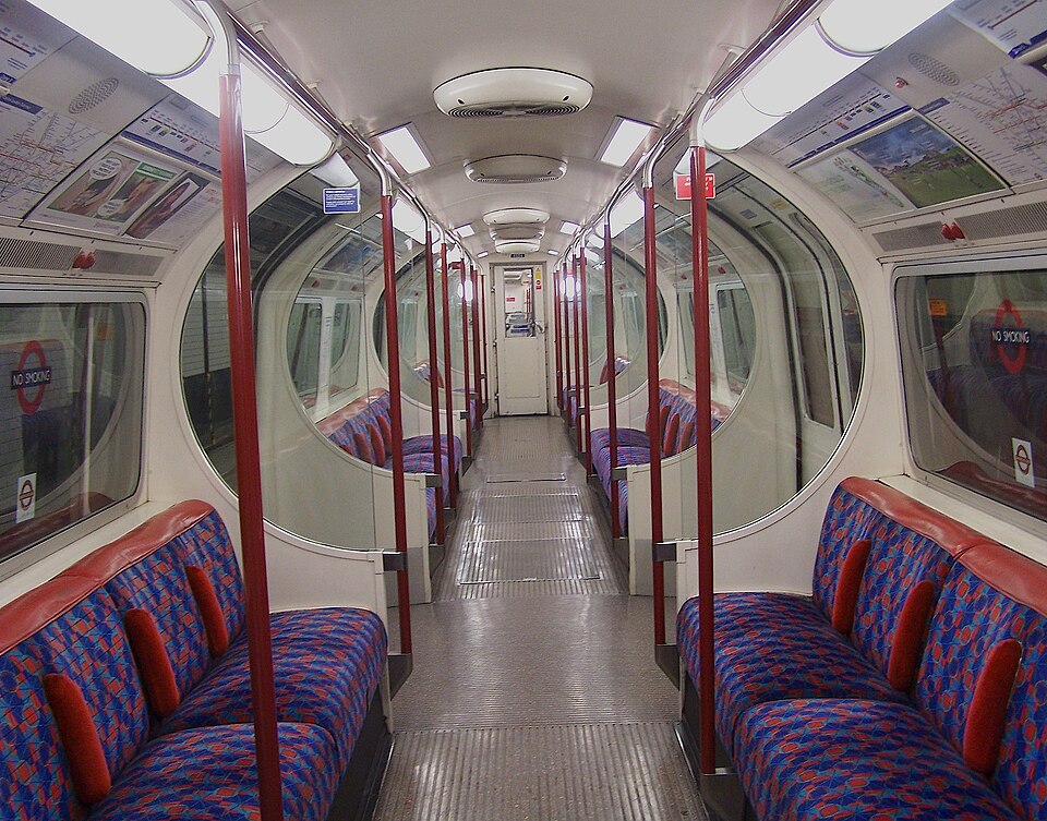File:72 T INTERIOR Bakerloo line.JPG