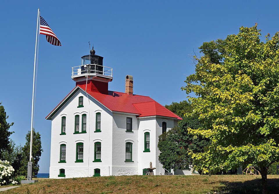 File:Grand Traverse Light.jpg
