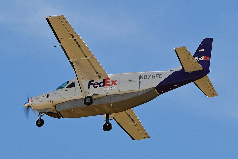 File:Cessna 208B Caravan 'N876FE' FedEx (13006463414).jpg