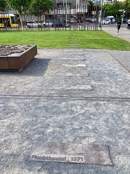 File:Flücht tunnel (Underground tunnel) memorial.jpg