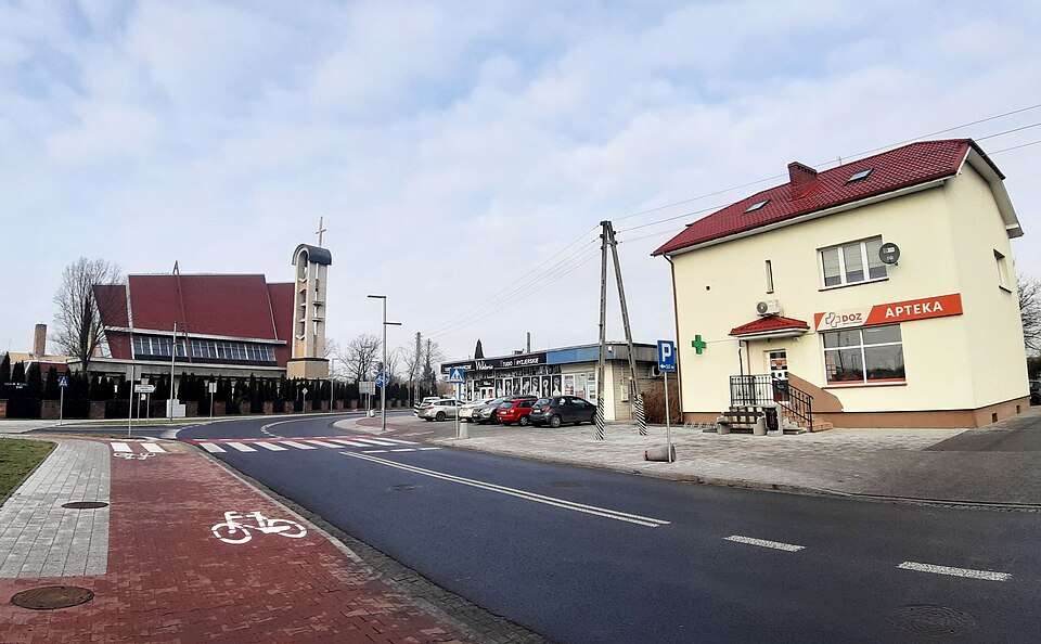 File:Kleszczów, ulica Główna. Foto 2.jpg