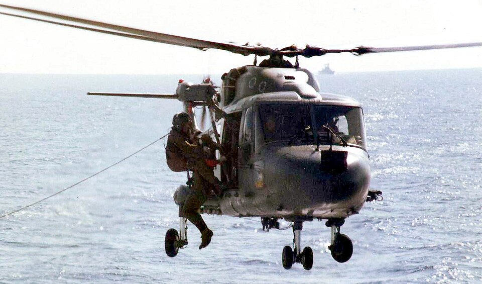 File:Lynx 335 HMS Cardiff March 1982.jpg
