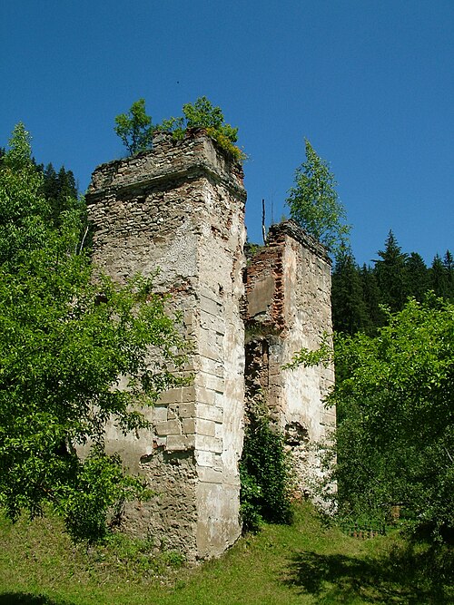 File:Satul Ceahlau Old Castle.jpg