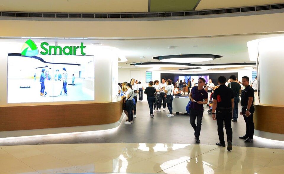 File:Smart Communications Flagship Store.jpg