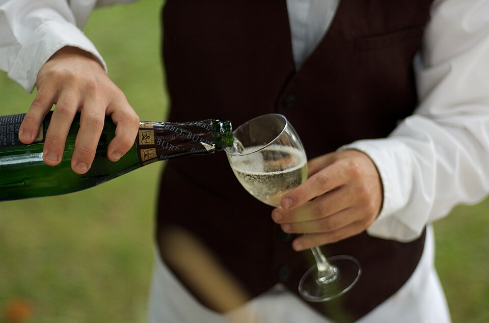 File:Waiter pouring Zardetto sparkling Prosecco.jpg