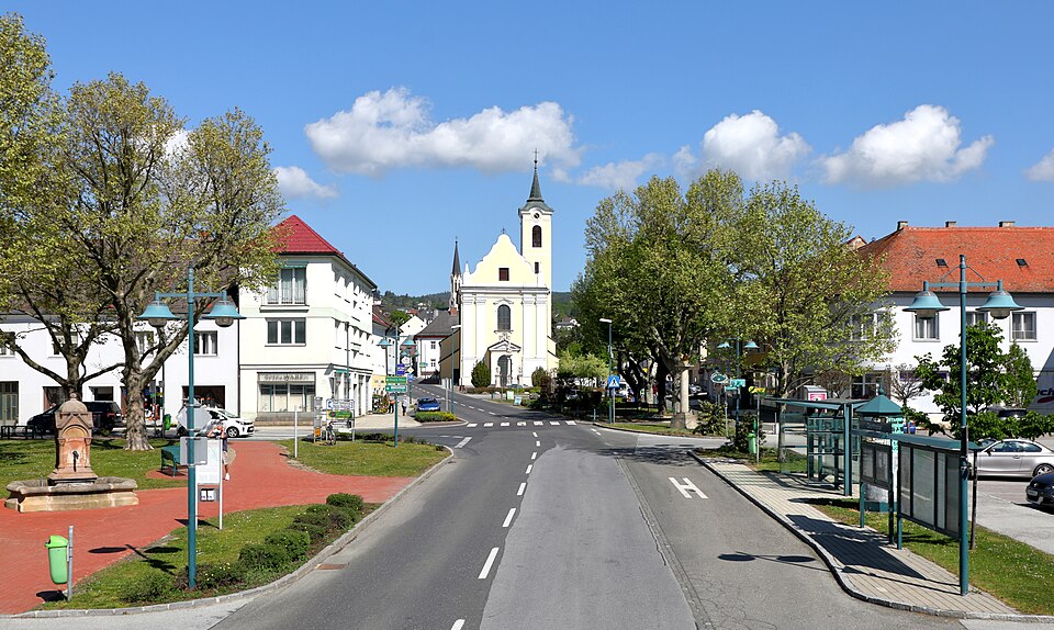 File:Rechnitz - Hauptplatz (1).JPG