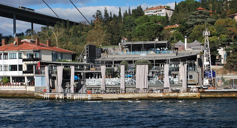 File:Reina restaurant Istanbul.JPG
