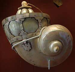 Nacre gunpowder flask, c. 1750, mostly made of Turbo marmoratus shell