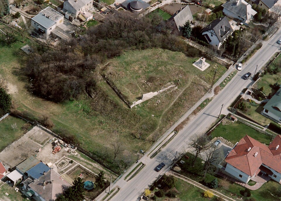 File:Érd - Castle.jpg