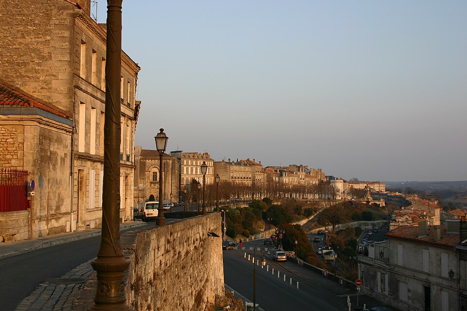 File:Angouleme20050314Blorg.JPG