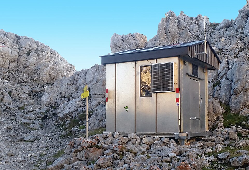 File:Biwakschachtel am Grimming 20160922 181614.jpg