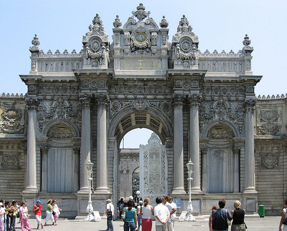 File:DolmabahceMainGate.JPG