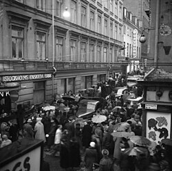 Traffic congestion near the intersection of Klarabergsgatan and Drottninggatan, 1952.