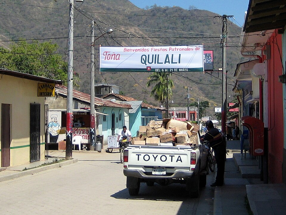 File:Main Street into town, Quilalí, Nicaragua..jpg