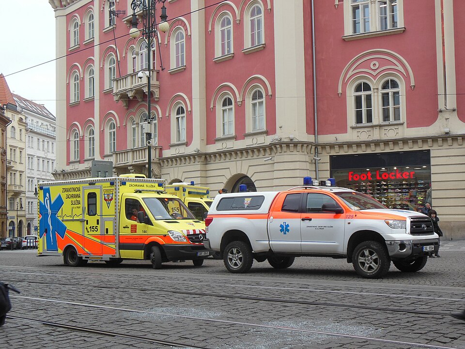 File:Praha, náměstí Republiky, vozy ZZS.jpg