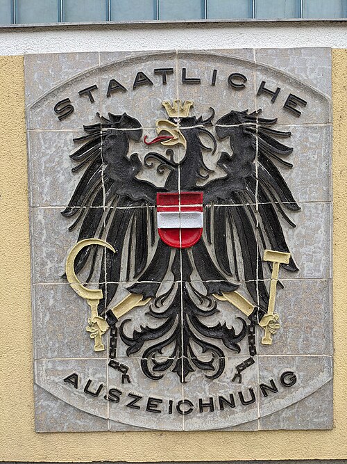 File:ÖSPAG Staatliche Auszeichnung Wandkacheln.jpg