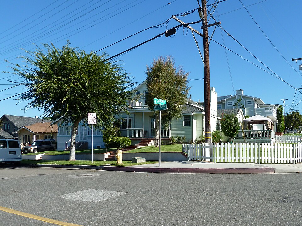 File:2010-1101-02-RedondoBeachHD.jpg