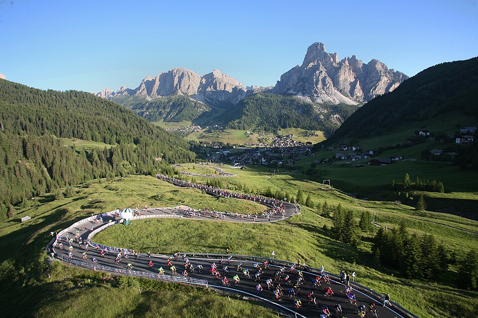 File:Maratona dles Dolomites - Campolongo Pass.jpg