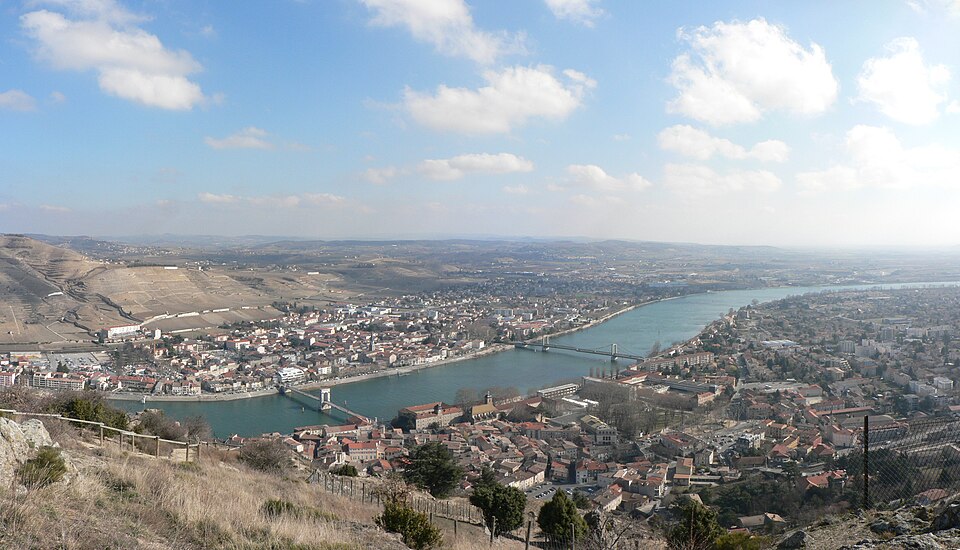 File:Tournon Rhone Tain P1420045-P1420050 v2.jpg
