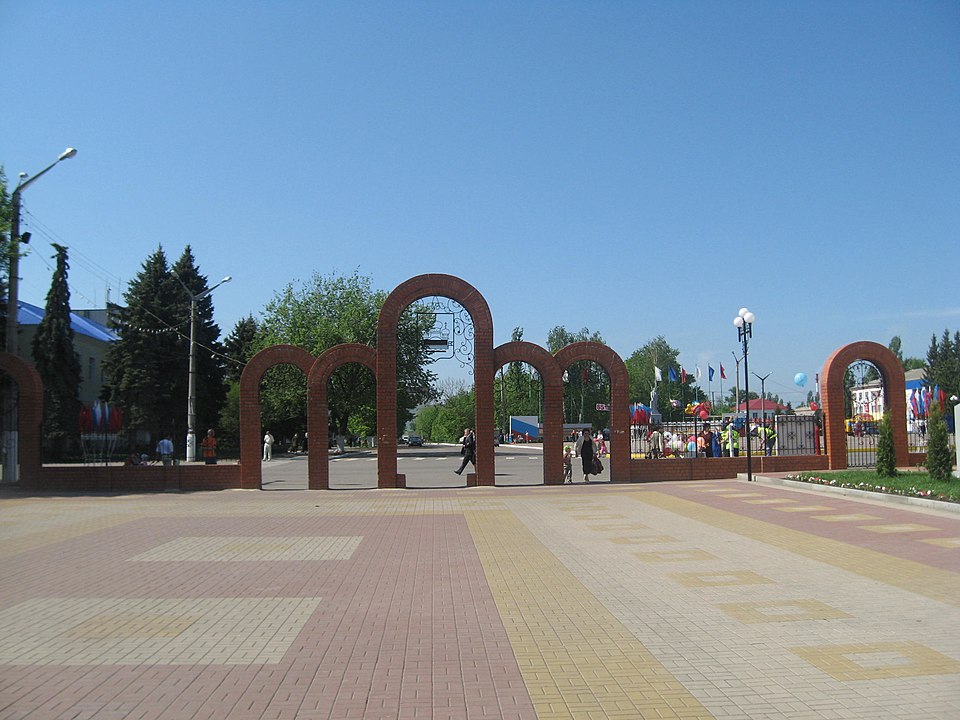 File:Арка в центре Анны.JPG