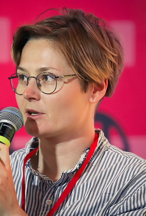 File:Оксана Васякина (cropped).jpg