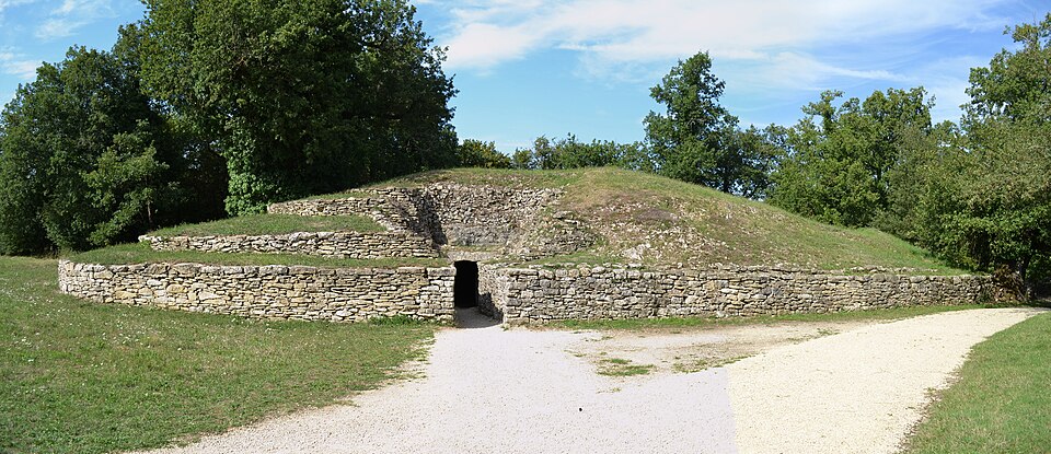 File:Bougon tumulus-A pano.JPG