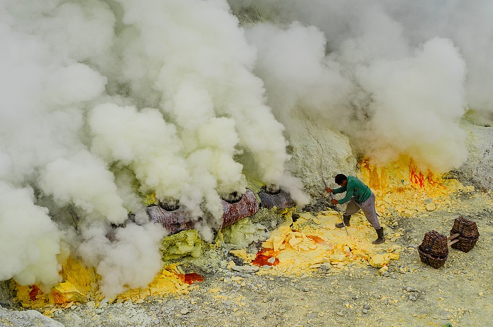 File:Menambang Belerang.jpg