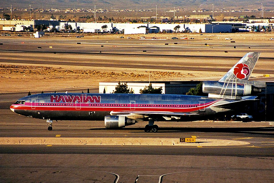 File:N125AA DC-10-10 Hawaiian LAS 21JAN99 (5619417187).jpg