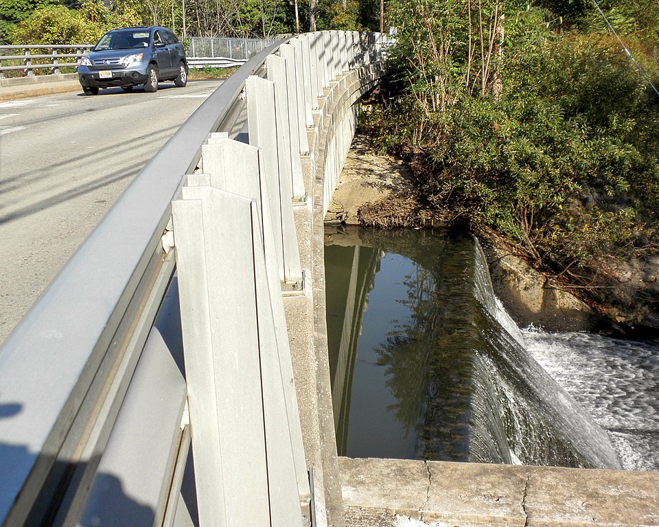 File:Osbonr Pond Dam 20111008-jag9889.jpg