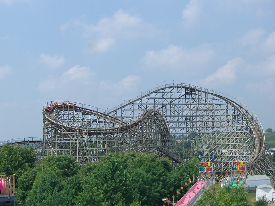File:Wildcat (Lift, Drop and Turn).JPG