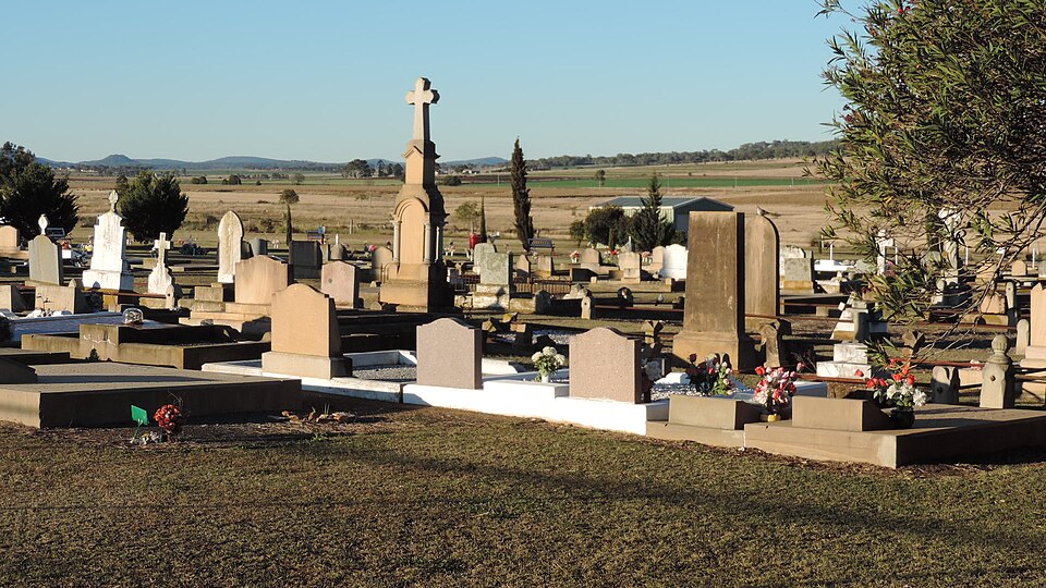 File:Allora Cemetery, 2015 02.JPG