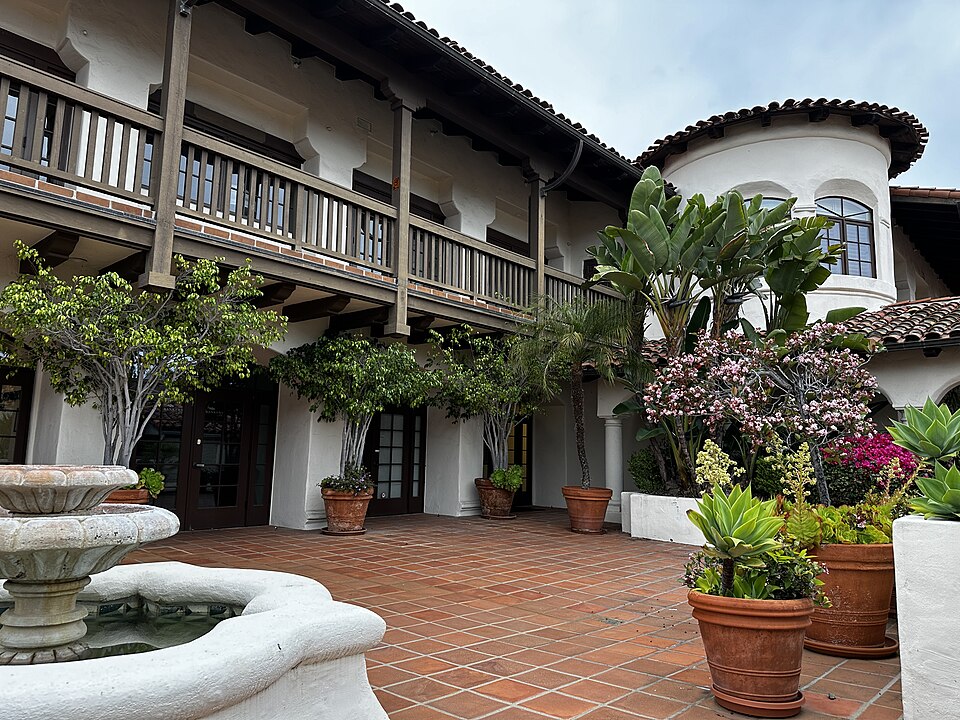 File:Couture Pattern Museum Courtyard.jpg