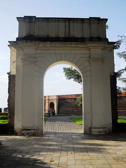 File:Pórtico do Forte do Castelo.jpg